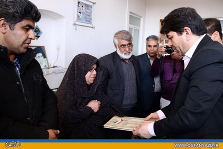 دیدار استاندار یزد با مادر و خانواده شهیدان کریمی