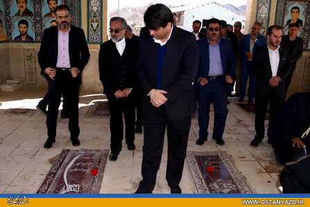 ادای احترام استاندار یزد به مقام شامخ شهدای شهرستان میبد