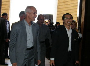 گزارش تصویری: ورود نماینده آسیا ویژن به همراه نماینده این سازمان در ایران  به فرودگاه یزد(اصلاحیه)