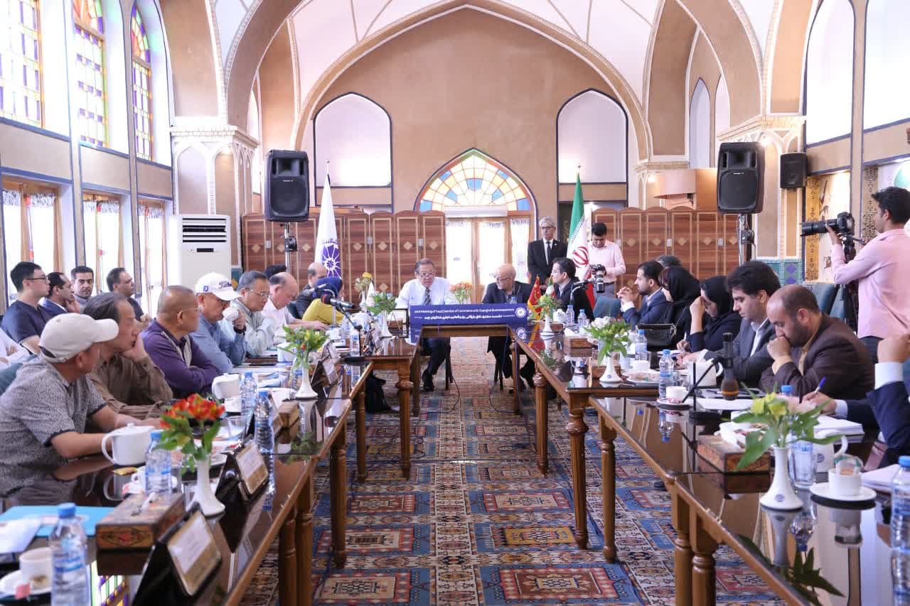 نشست سرمایه گذاران، اقتصاددانان و صاحبان صنایع چین با مسئولان اقتصادی یزد